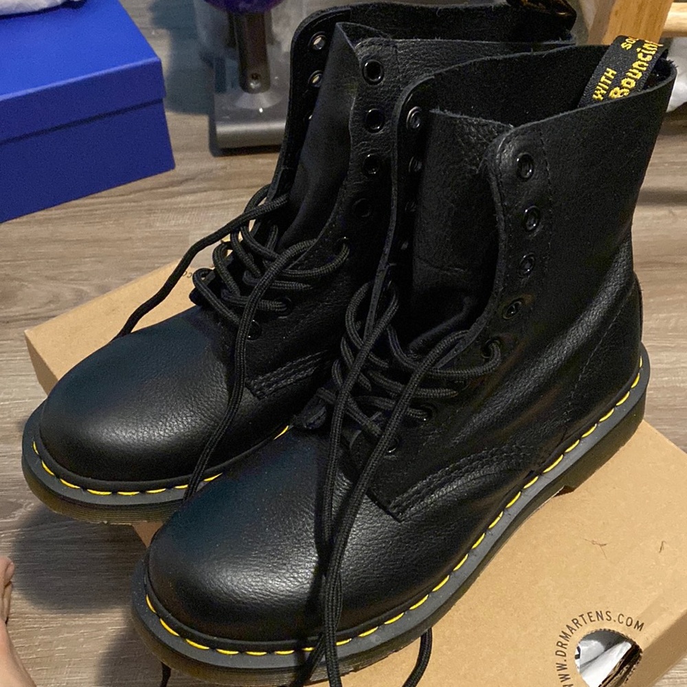 NWOT W8 1460 Women's Pascal Virginia Leather Boots